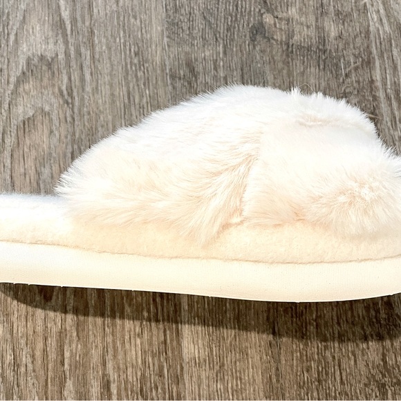 Brand new warm cozy house slippers. Never worn. - Picture 3 of 4